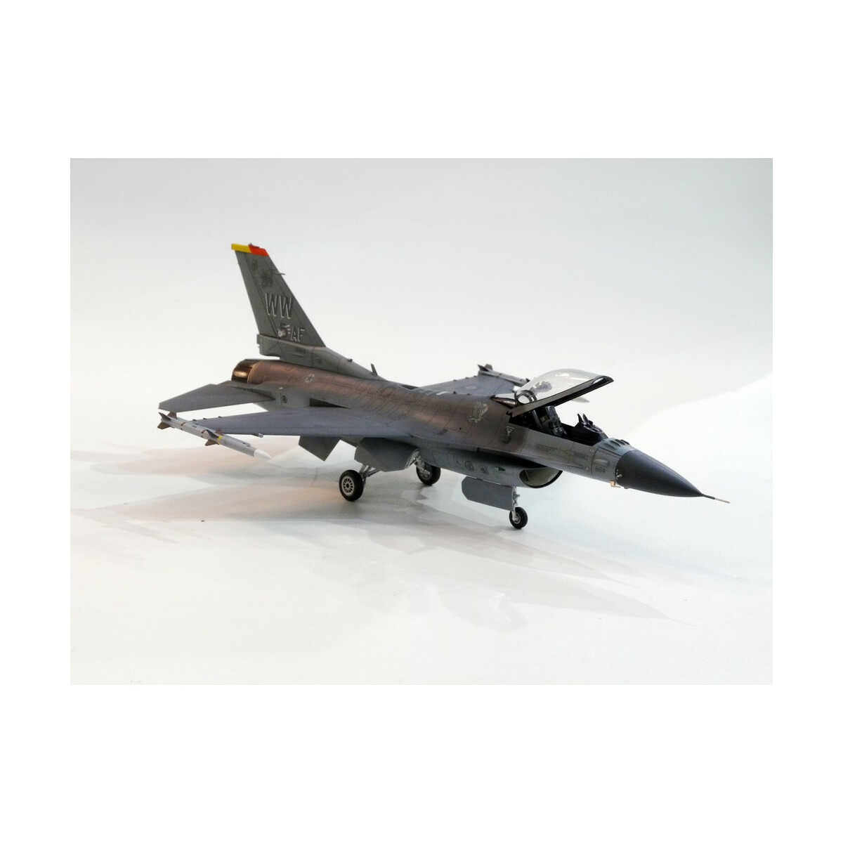 Tamiya 1:72 US F-16CJ Fighting Falco 300060786